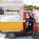 Il vecchio e amato tre ruote bianco e azzurro con cui per anni � andato su e gi� tra Santo Spirito e Palese � stato sostituito con un pi� moderno carro frigorifero giallo e rosso (sempre su tre ruote) 